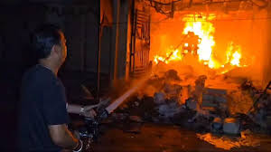 

हार्डवेयर और पेंट की दुकान में देर रात शॉर्ट सर्किट से लगी आग,मची अफरा-तफरी 