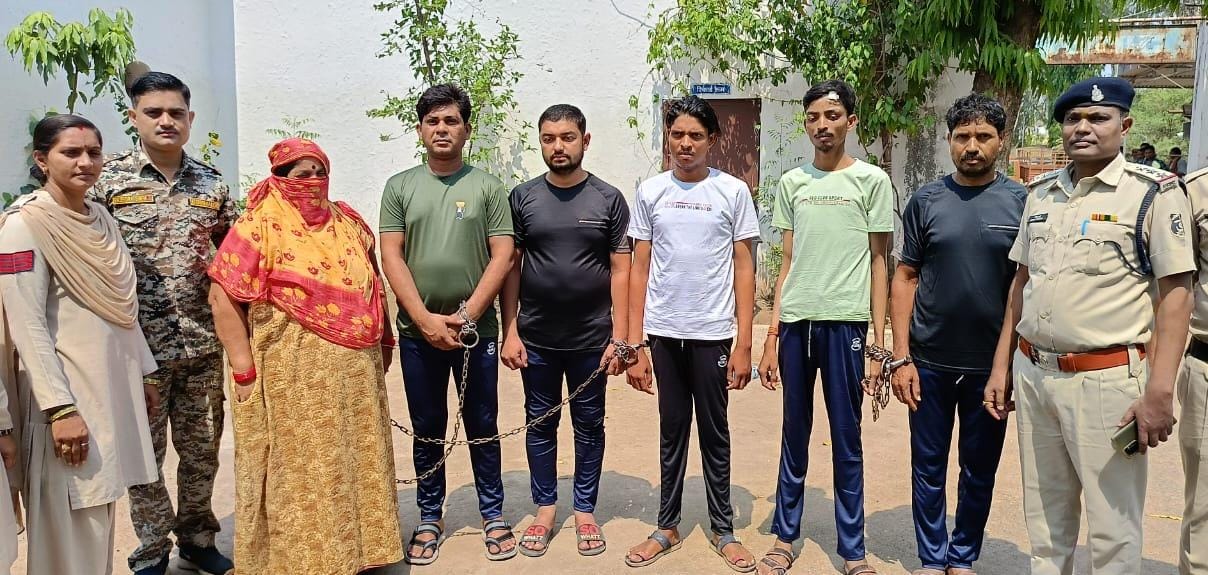 थाना सिमगा पुलिस द्वारा ग्राम चंदेरी में घर घुसकर मारपीट करते हुए, हत्या की घटना कारित करने वाले 06 आरोपियों को किया गया गिरफ्तार