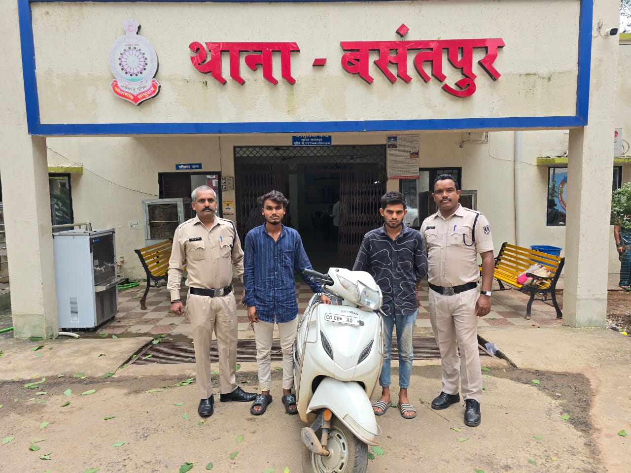 थाना बसंतपुर पुलिस द्वारा एक्टीवा मोटर सायकल चोरी के आरोपी  को किया  महज 24 घंटे के भीतर 	किया गया  गिरफ्तार    