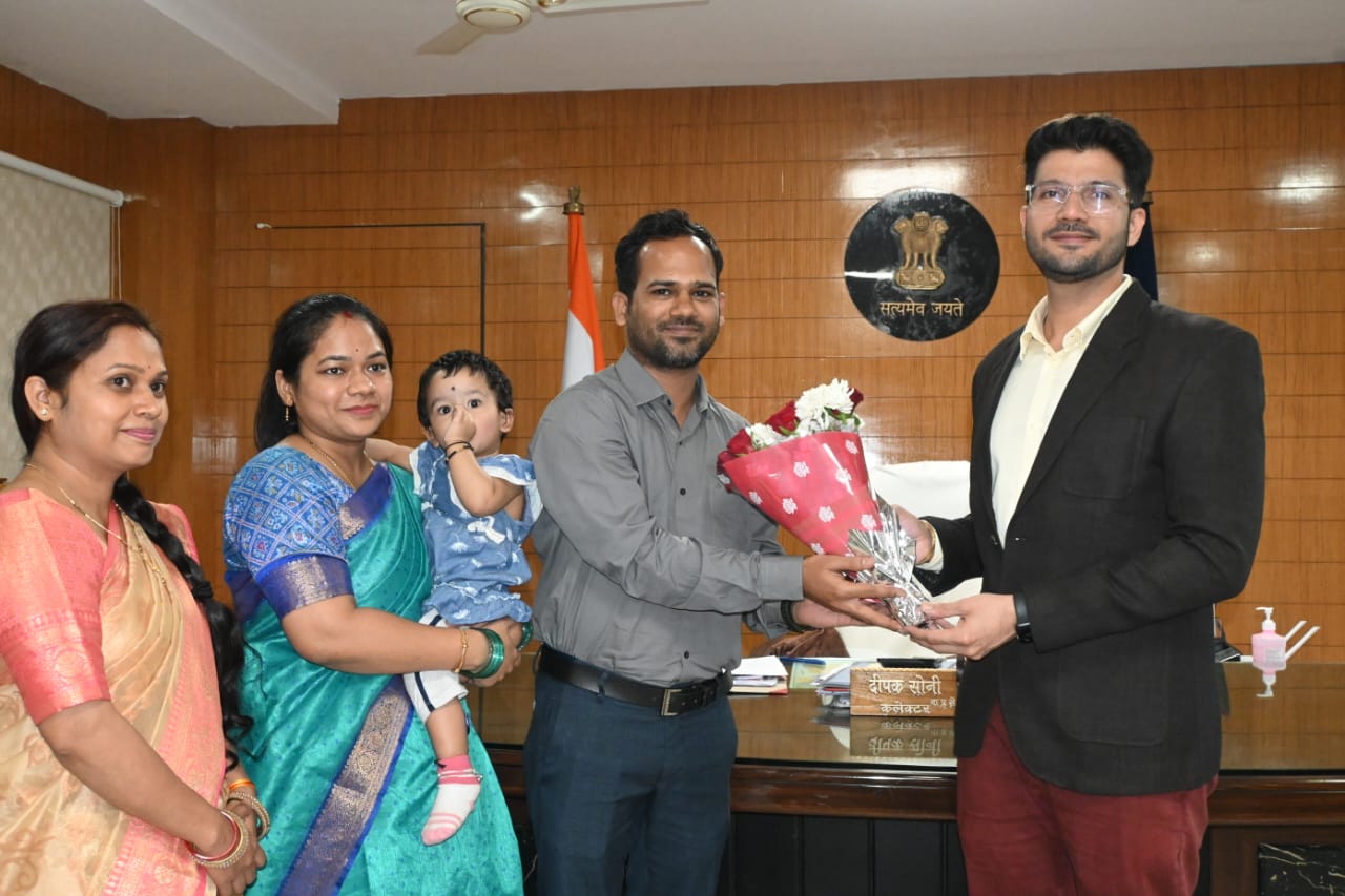 पीएससी टॉपर रविशंकर वर्मा ने की कलेक्टर से सौजन्य भेंट