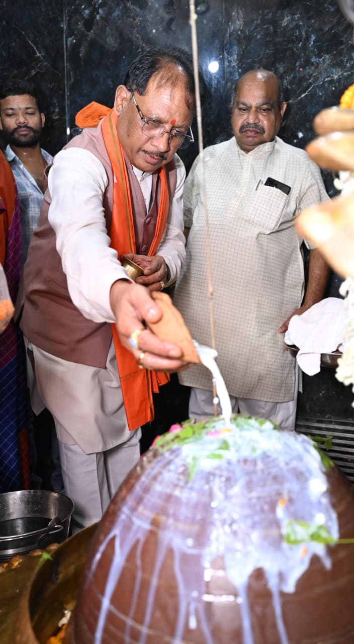 हाटकेश्वर महादेव मंदिर में मुख्यमंत्री साय ने किया जलाभिषेक, प्रदेशवासियों के सुख-समृद्धि की प्रार्थना
