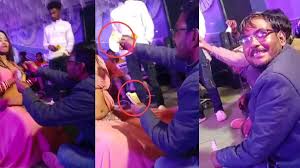 महिला डांसर पर रोजगार सहायक ने उड़ाए नोट, प्रशासन का कड़ा रुख.. बर्खास्त