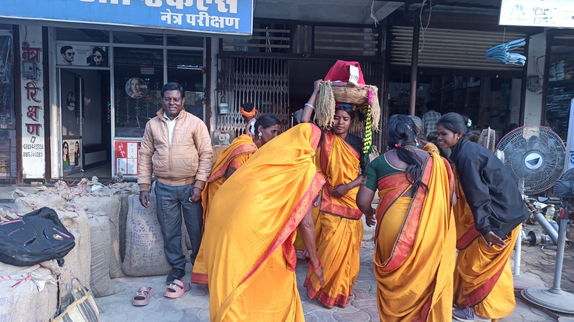 घर घर जाकर सुआ नृत्य करती महिलाओं ने लोगों का मन मोहा 