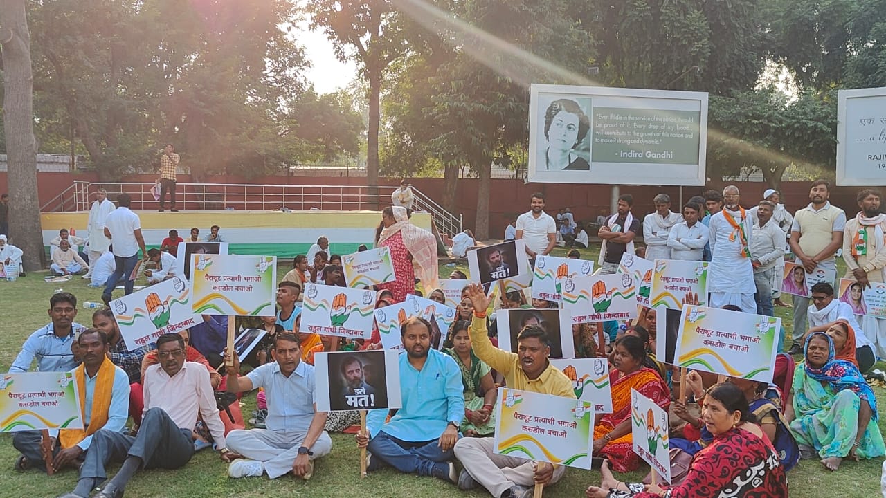 पैराशूट प्रत्याशी भगाओ, कसडोल बचाओ नारों के साथ विमल साहू के नेतृत्व में सैकड़ों कांग्रेस कार्यकर्ताओं का दिल्ली कांग्रेस मुख्यालय में जोरदार प्रदर्शन