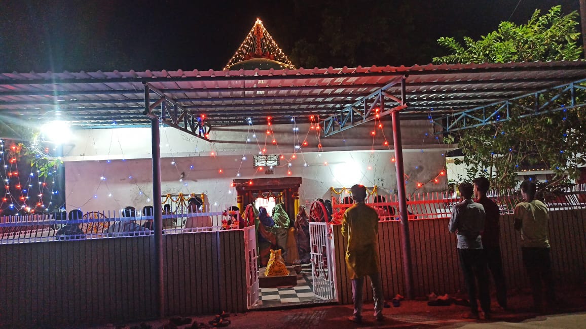 विशेष हवन पूजन के साथ सम्पन्न हुई महा अष्टमी पूजा,महामार में दी गई बकरों की बलि