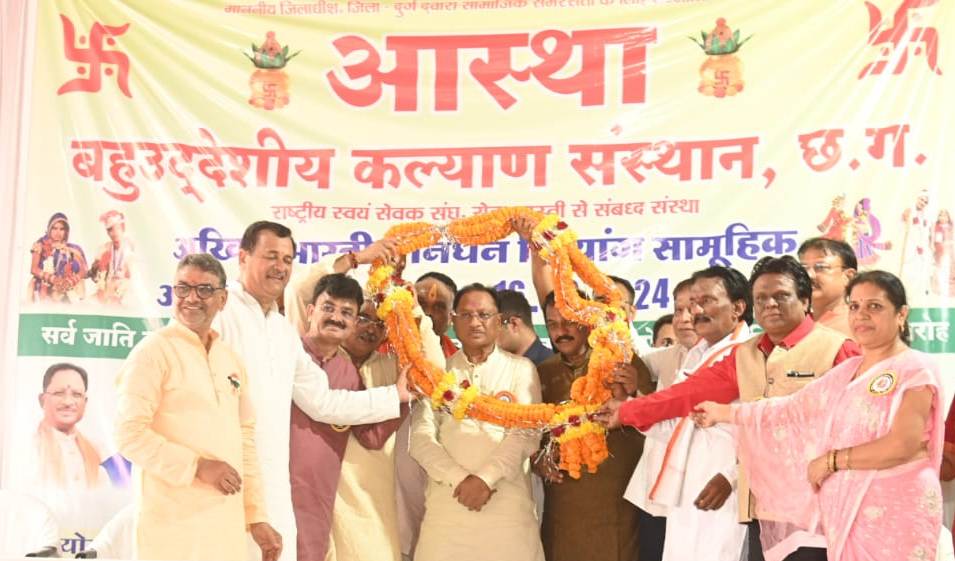 मुख्यमंत्री ने दिव्यांग नव दंपत्तियों को दिए आशीर्वाद