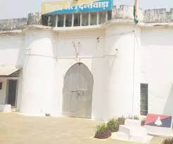 जेल की दीवार फांदकर बंदी फरार