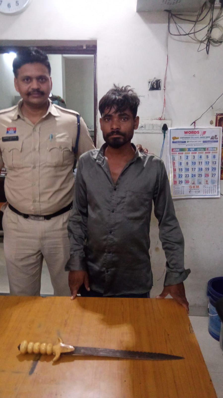 हाथ में नंगी तलवार, राहगीरों में दहशत... रायपुर में खौफ का माहौल बनाने वाला युवक गिरफ्तार