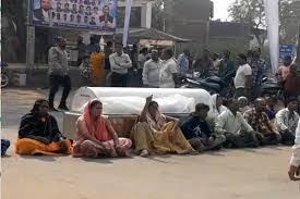  जांजगीर में युवती की अर्धनग्न लाश पर बड़ा खुलासा,परिजनों ने शव रखकर किया चक्काजाम