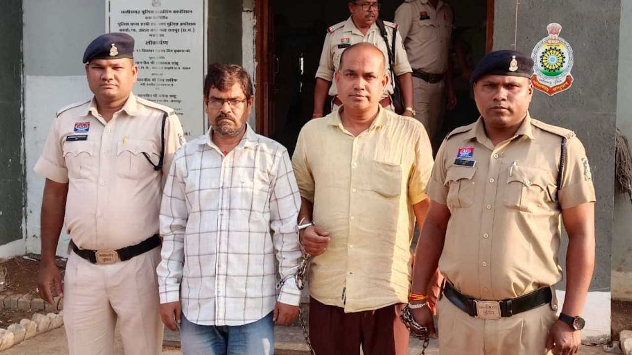 सरकारी नौकरी के नाम पर 1.5 करोड़ की ठगी: रायपुर में शिक्षक समेत 2 आरोपी गिरफ्तार