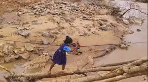 शिक्षा के लिए जिंदगी का दांव! टूटे पुल को केबल तार के सहारे पार कर रहे बच्चे