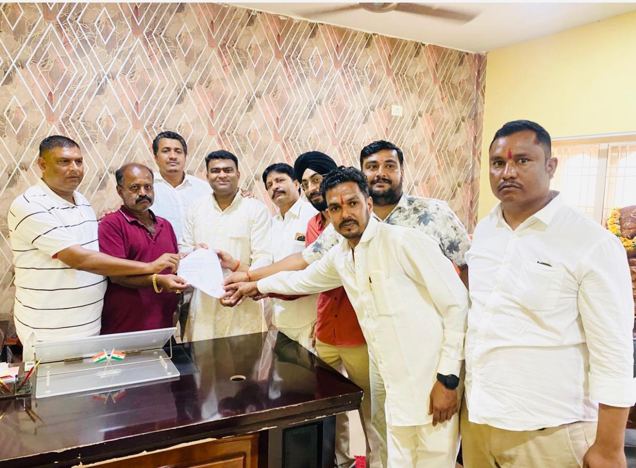 किरंदुल-बैलाडीला ट्रक ऑनर्स एसोसिएशन चुनाव में मनोज सिंह पैनल ने भरा नामांकन, दावा जीत का