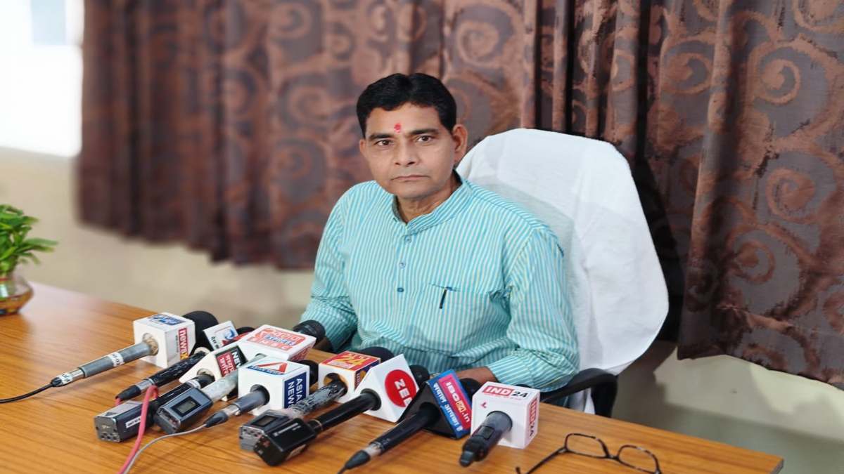 पूर्व सीएम बघेल के बैलेट पेपर से चुनाव कराने की मांग पर मंत्री टंकराम वर्मा ने किया पलटवार, कहा- खराबी ईवीएम में नहीं, उनकी पार्टी में है