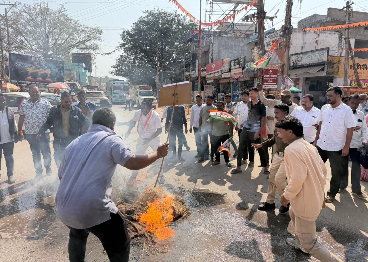 नवीन सैनिक स्कूल विवाद ने पकड़ा तूल, कांग्रेसियों ने डीईओ का पुतला फूंका, जमकर किया प्रदर्शन