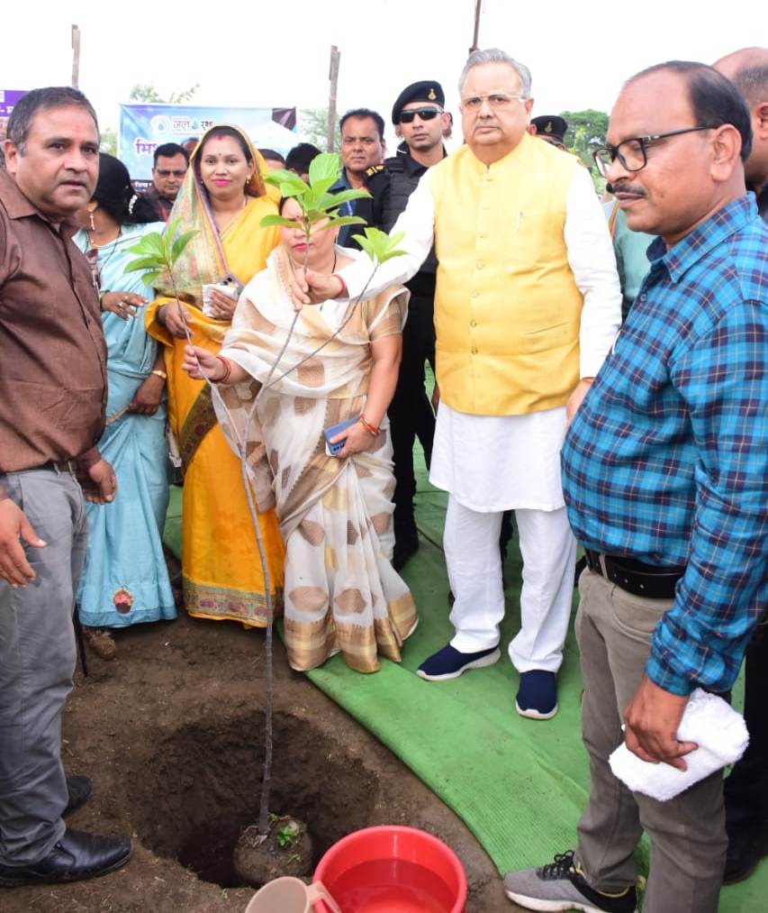 विधानसभा अध्यक्ष डॉ. रमन सिंह ने ग्राम बरगा में वृक्षारोपण महाभियान  तथा -1एक पेड़ माँ के नाम अंतर्गत किया पौधरोपण