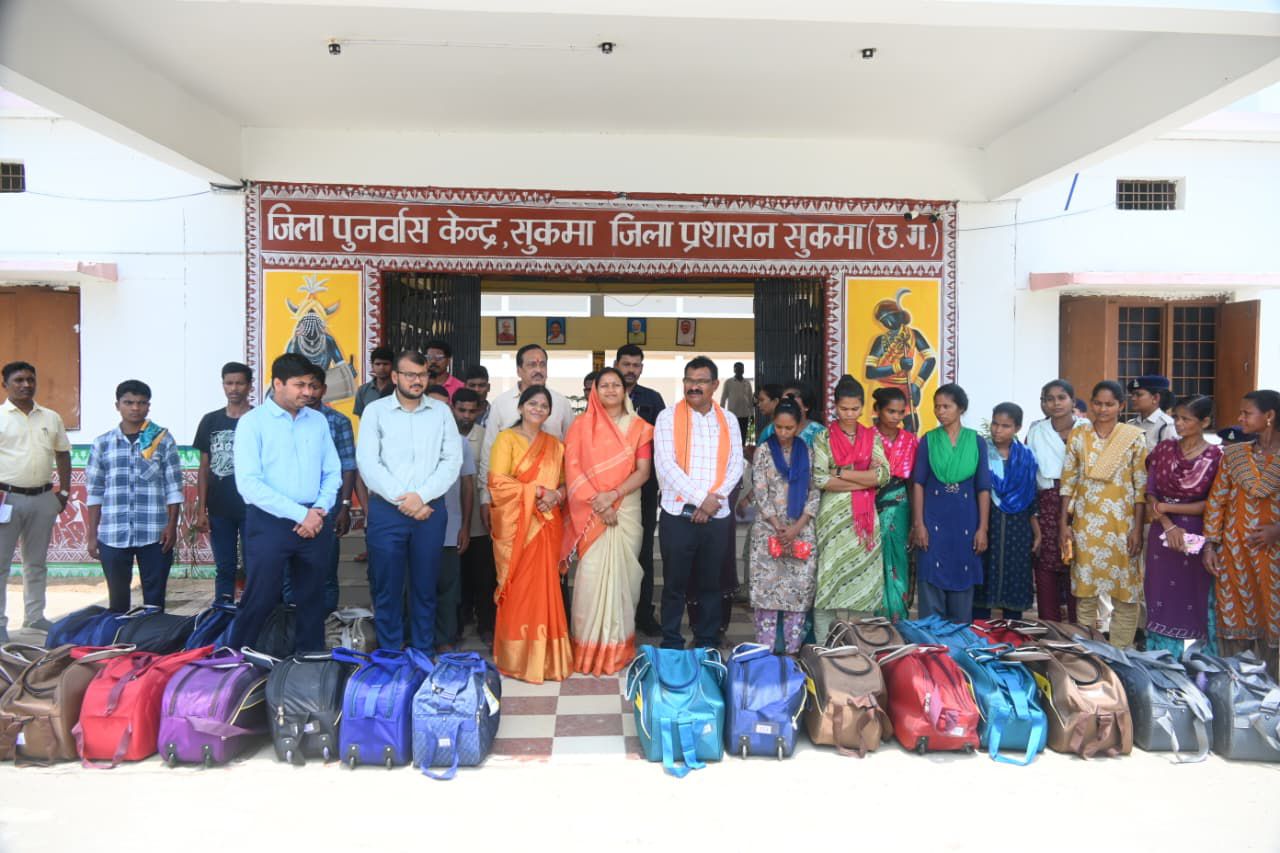 सुकमा में मंत्री लक्ष्मी राजवाड़े का एक्शन मोड! आंगनबाड़ी में बच्चों संग पढ़ीं ABCD, पुनर्वास केंद्र में बांटी वेलकम किट