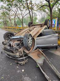 तेज रफ्तार कार अनियंत्रित होकर पलटी, चालक की हालत नाजुक  