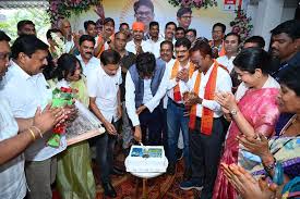  मंत्री ओपी चौधरी को जन्मदिन की बधाई देने रायगढ़ विधायक कार्यालय में  उमड़ी भीड़ 