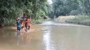 दर्दनाक तस्वीर! गर्भवती को चारपाई से कराई नदी पार