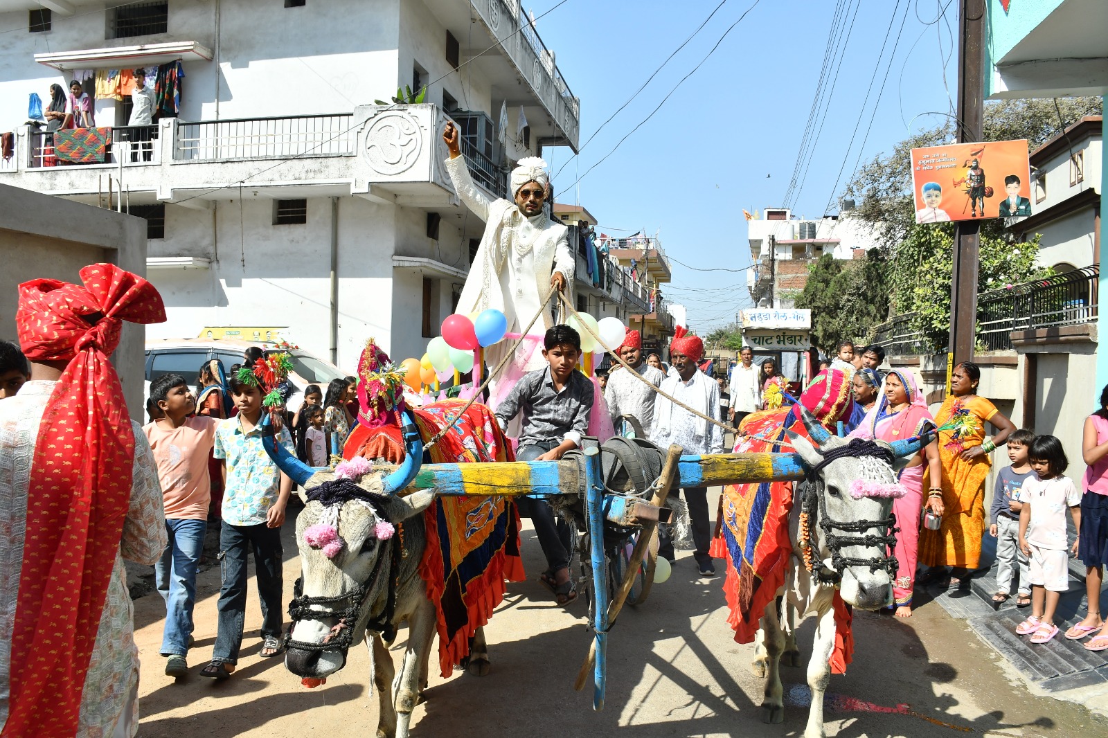 भाजपा युवा मोर्चा के उपाध्यक्ष ने अपने छोटे भाई की शादी में छत्तीसगढ़ी परंपरा में  दुल्हन विदाई करने बैलगाड़ी से पहुंचे