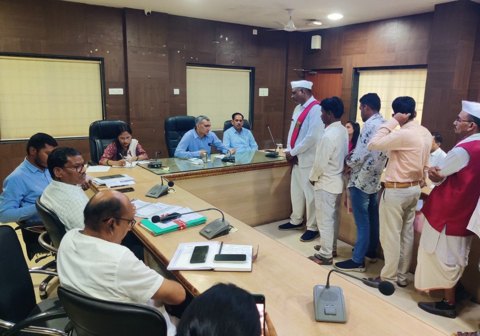 समय-सीमा बैठक के बाद कलेक्टर ने सुनी जनदर्शन में लोगों की समस्याएं,24 आवेदन प्राप्त हुए