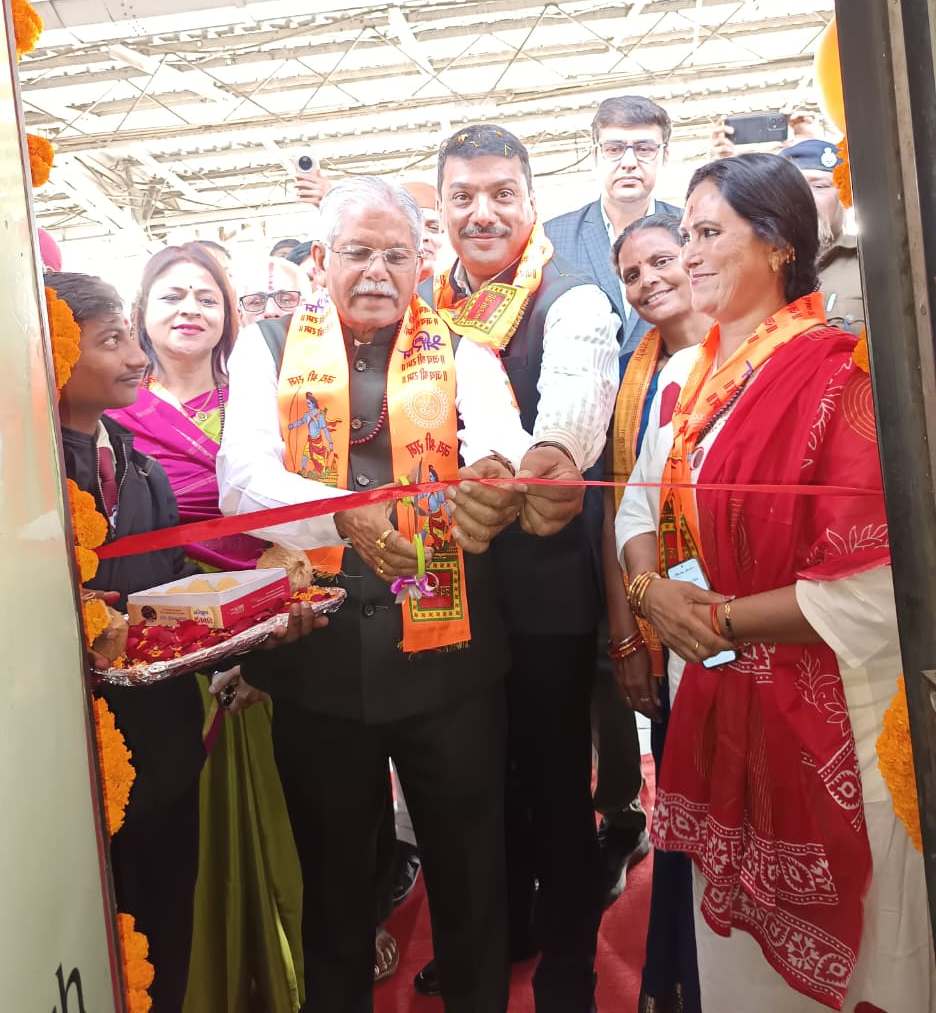 रामलला एवं काशी विश्वनाथ के दर्शन हेतु बिलासपुर संभाग के 850 तीर्थयात्री भारत गौरव स्पेशल ट्रेन से अयोध्याधाम रवाना