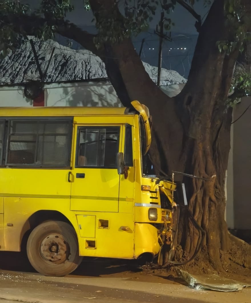 किरंदुल में NMDC बस हादसा! पेड़ से टकराई बस, ड्राइवर की लापरवाही पर उठे सवाल