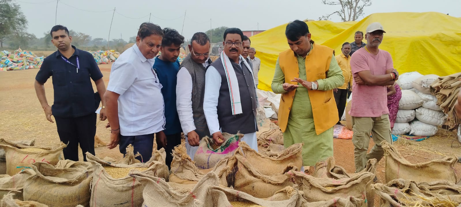 विधायक भोलाराम साहू और जिला कांग्रेस कमेटी ग्रामीण के अध्यक्ष भागवत साहू ने कई सोसायटी का किया निरीक्षण