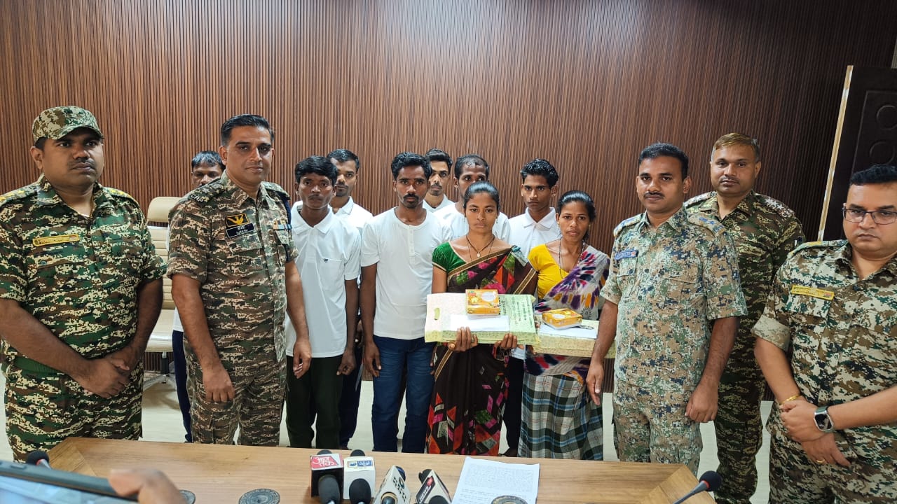 नक्सल संगठन में सक्रिय 02 महिला सहित कुल 09 हार्डकोर  43 लाख ईनामी नक्सलियों केे द्वारा किया गया आत्मसमर्पण