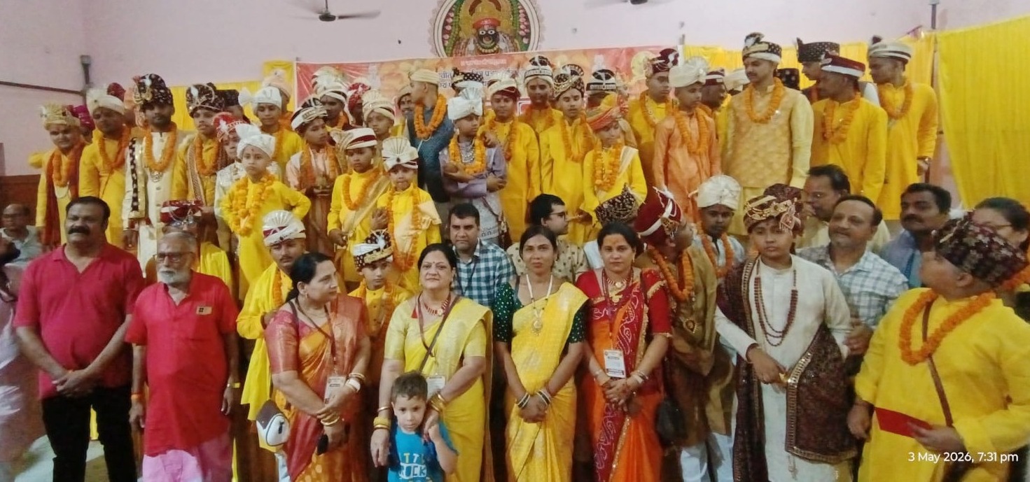 71 बटुकों ने धारण किया जनेऊ, वैदिक मंत्रों से गूंजा महामाया मंदिर परिसर
