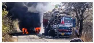 भीषण सड़क हादसा: टक्कर के बाद ट्रक में लगी आग, चालक निकल नहीं सका — जिंदा जला