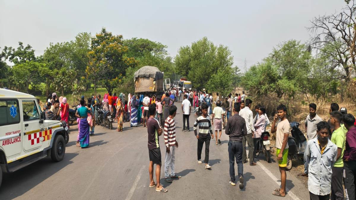 रायगढ़ में दर्दनाक हादसा: ट्रेलर की चपेट में आई महिला की मौत, गुस्साए ग्रामीणों ने किया चक्काजाम