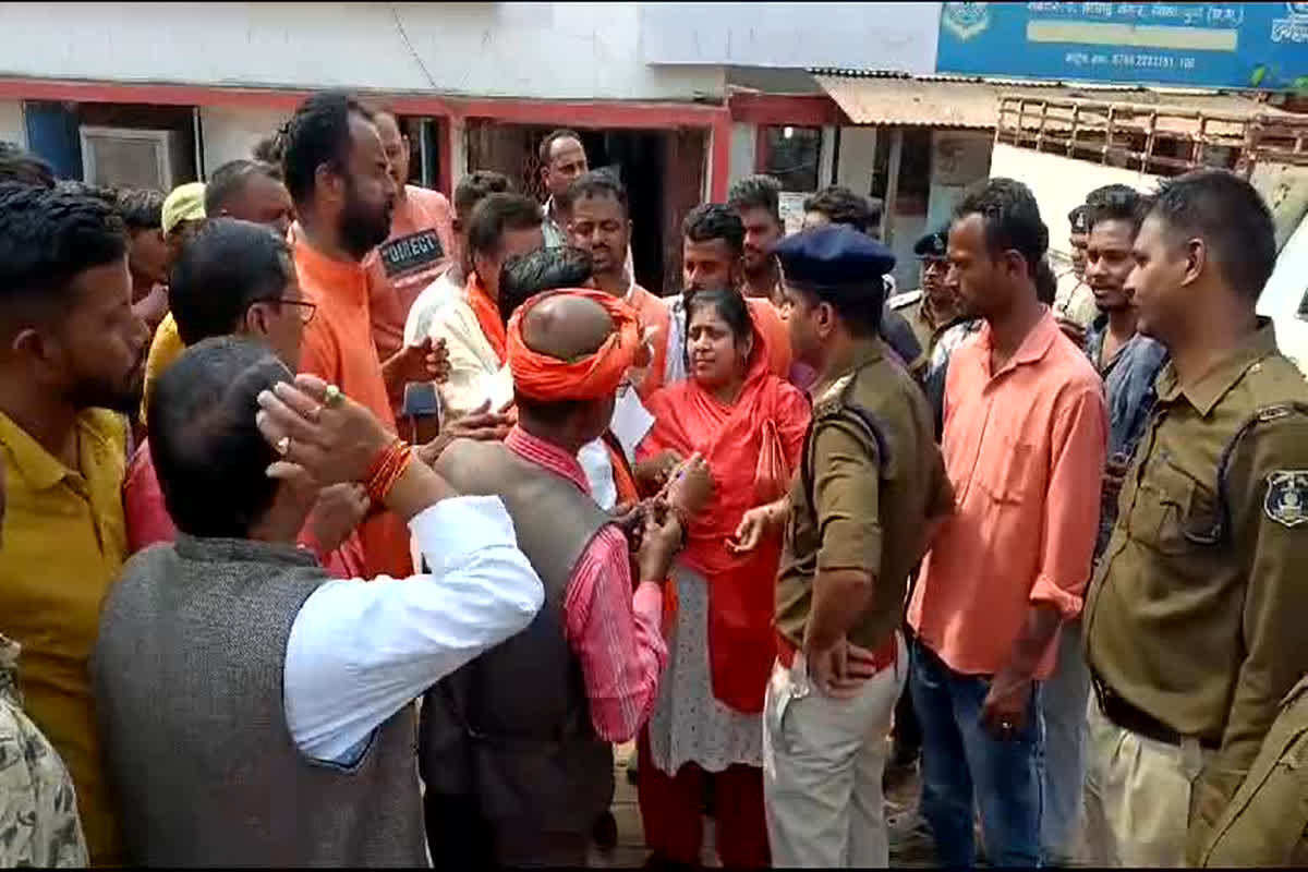  बर्थडे पार्टी की आड़ में हो रहा था ये काम, मौके पर पहुंचे बजरंग दल के सैकड़ों युवा