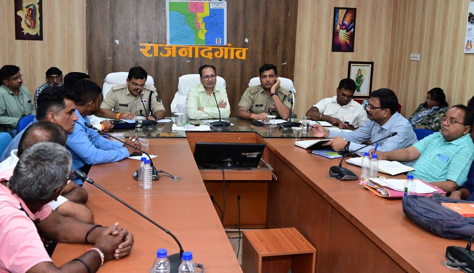 कलेक्टर एवं एसपी ने शहर में पार्किंग व्यवस्था, आवागमन सुविधा, यातायात व्यवस्था के दृष्टिगत ठेला वाले, पसरा, घुुमंतु ठेला, ई-रिक्शा, फुटकर व्यापारी, ऑटोवाले तथा चेम्बर ऑफ कामर्स के प्रतिनिधियों की ली बैठक