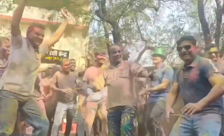 मुन्नी बदनाम हुई तेरे लिए गाने पर रायपुर SSP और कलेक्टर ने लगाए ठुमके…