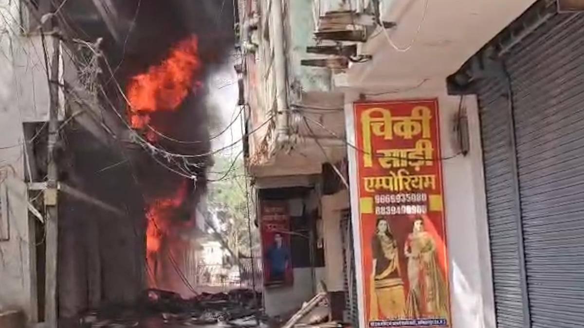प्लास्टिक व पटाखा दुकान में भीषण आग, 4 घंटे से दमकल की जंग जारी, मंत्री-कलेक्टर मौके पर