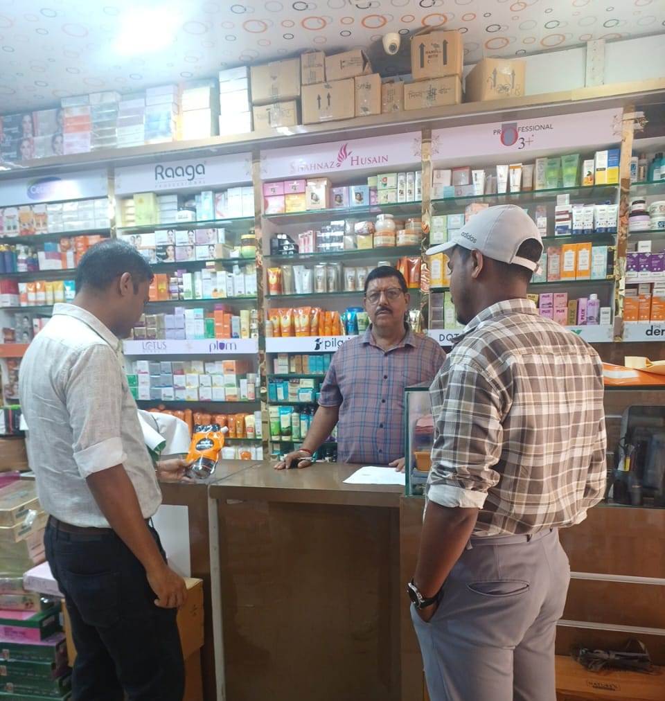  खाद्य एवं औषधि प्रशासन द्वारा अम्बिकापुर में कई कास्मेटिक दुकानों की औचक जांच