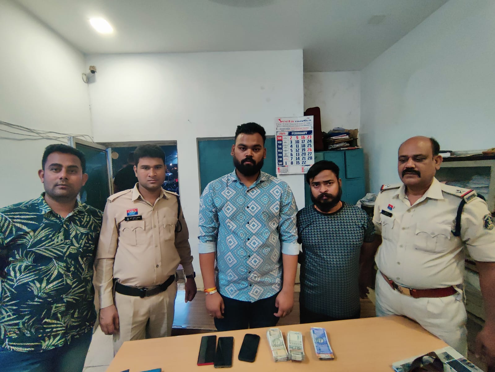 ऑनलाईन सट्टा संचालित करते 02 सटोरिया गिरफ्तार