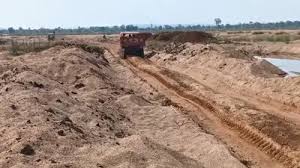 धड़ल्ले से हो रहा अवैध रेत खनन! माफियाओं ने बना दी आधा किलोमीटर लंबी सड़क, खनिज विभाग को भनक तक नहीं