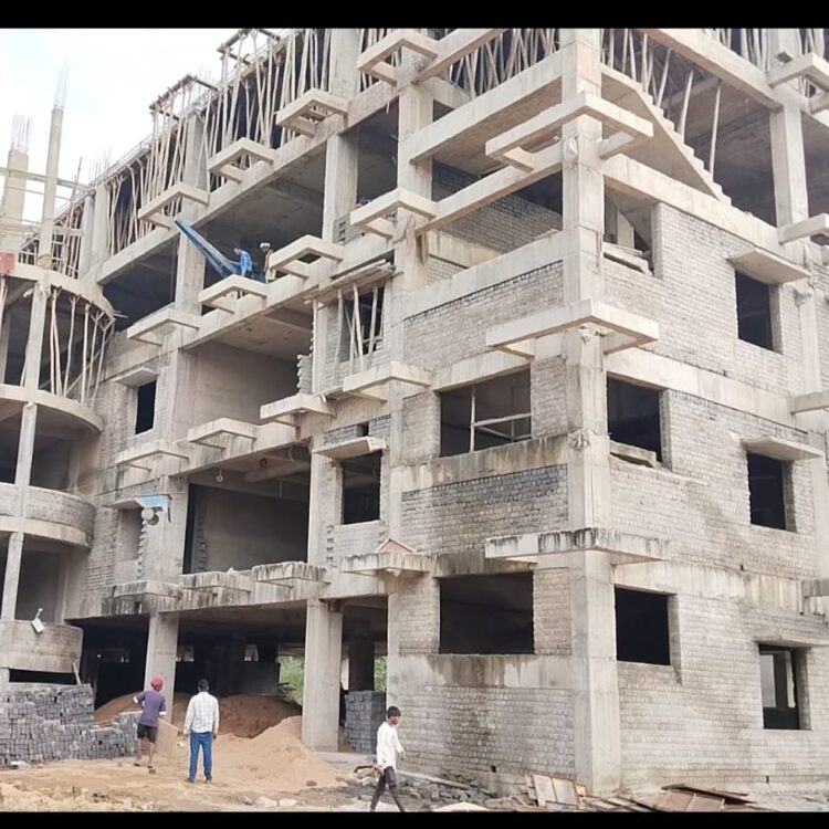 गरियाबंद में राम भरोसे बन रहा 23 करोड़ का अस्पताल: जहाँ इंसानों की जान सस्ती और कागजी दावे महंगे हैं