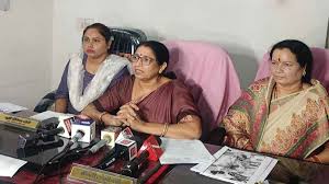 महिला आयोग में बवाल : सदस्यों ने अध्यक्ष के खिलाफ खोला मोर्चा, जन सुनवाई का किया बहिष्कार