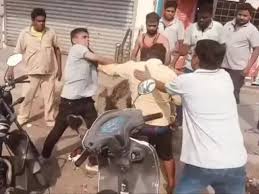 शराब दुकान के सामने कोचिया की दबंगई,खुद पिट गया बेरहमी से