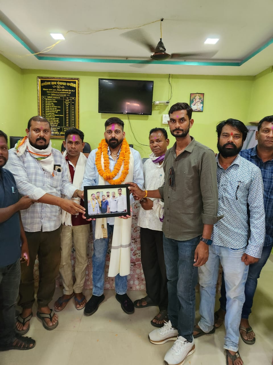 सचिव प्रवीण साहू को ग्राम पंचायत कनसिंघी मे दी गई विदाई
