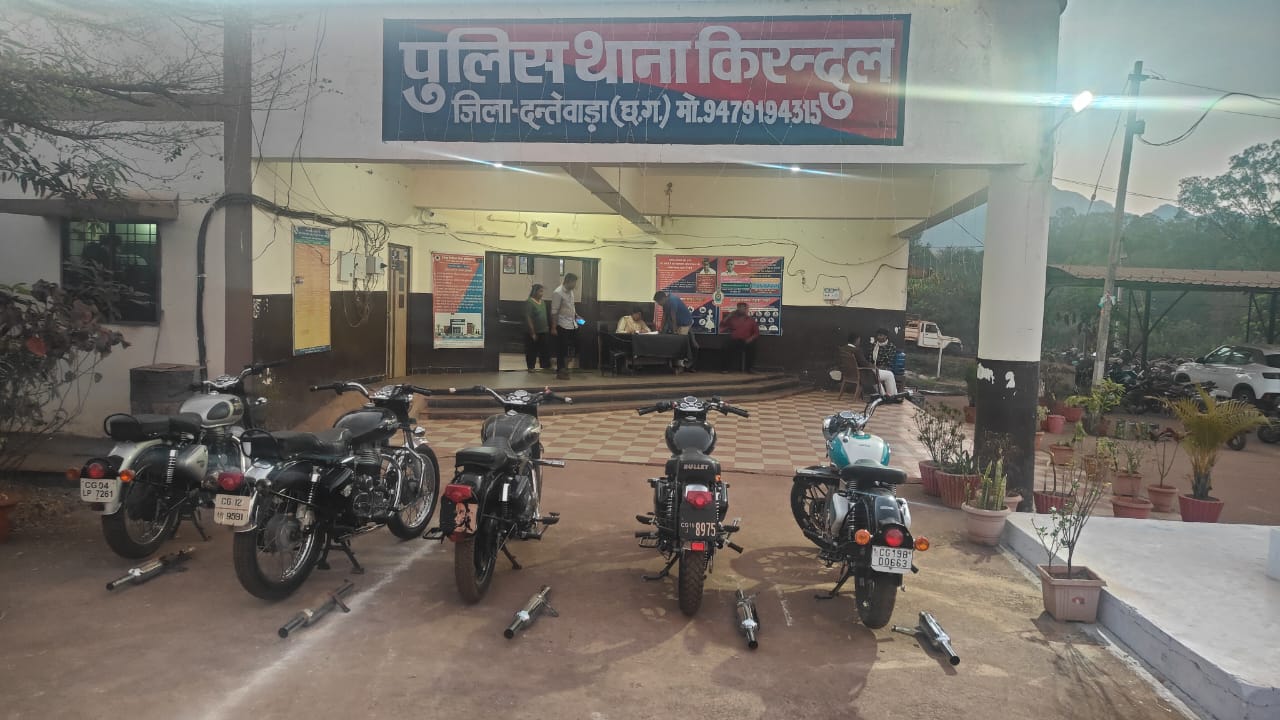 किरन्दुल में तेज आवाज वाले सायलेंसर लगाकर ध्वनि प्रदूषण करने वाले 05 वाहन चालकों के पर की गई चालानी कार्यवाही 