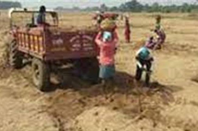 ग्राम पंचायत सरपंच की निष्क्रियता से गांव तिल्दा में रेत का अवैध खनन एवं परिवहन  जोरों पर ,खनिज एवं तहसील भी मौन, रेत तस्कर खनन में मस्त