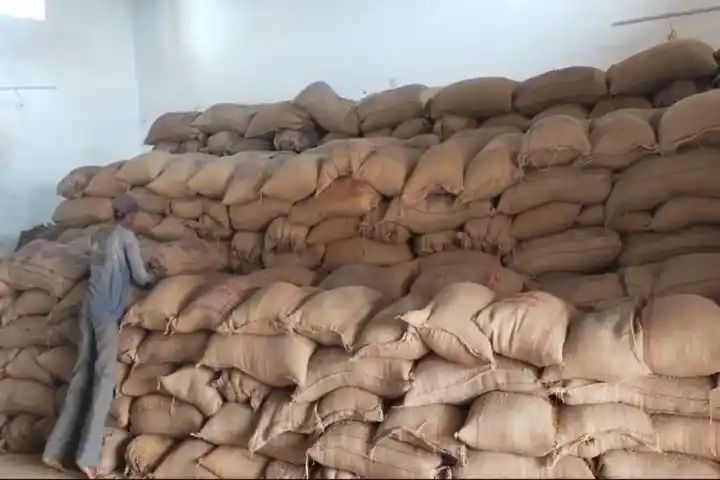 खाद्य और राजस्व विभाग के अधिकारियों ने 02 अलग-अलग जगह से 2232 अवैध धान से भरी बोरी को जब्त कर कार्यवाही शुरू की.. जिससे तस्करों के पसीने छूटने लगे..