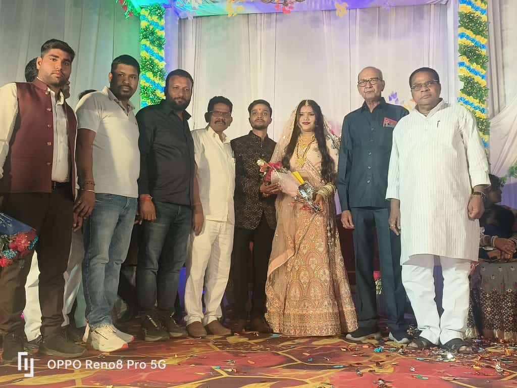 पवन साहू वरिष्ठ भाजपा नेता दुर्गा माहेश्वर के सुपुत्र के शादी कार्यक्रम में शामिल होकर वर वधु को आशीर्वाद दिये   