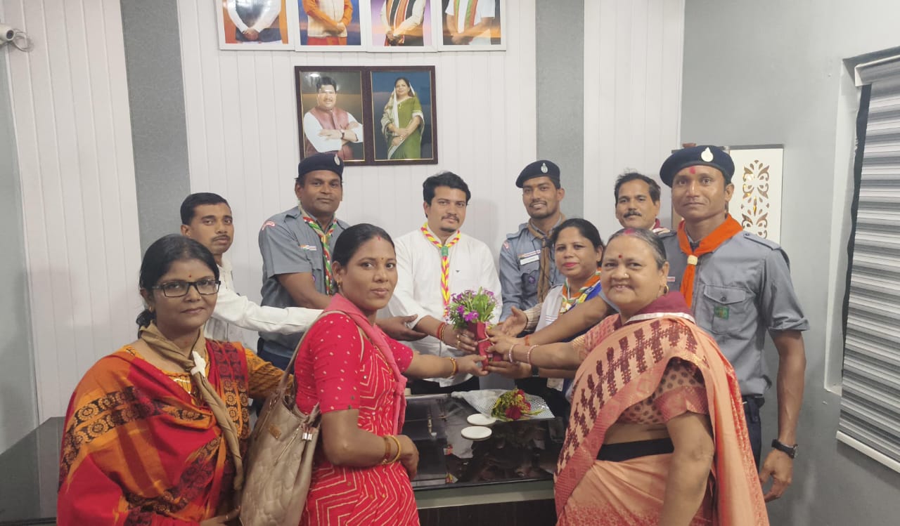 "विकासखंड सचिव व स्काउटर प्रतिनिधियों की अध्यक्ष टेकाम से सौजन्य भेंट, स्काउटिंग विस्तार पर हुई चर्चा"