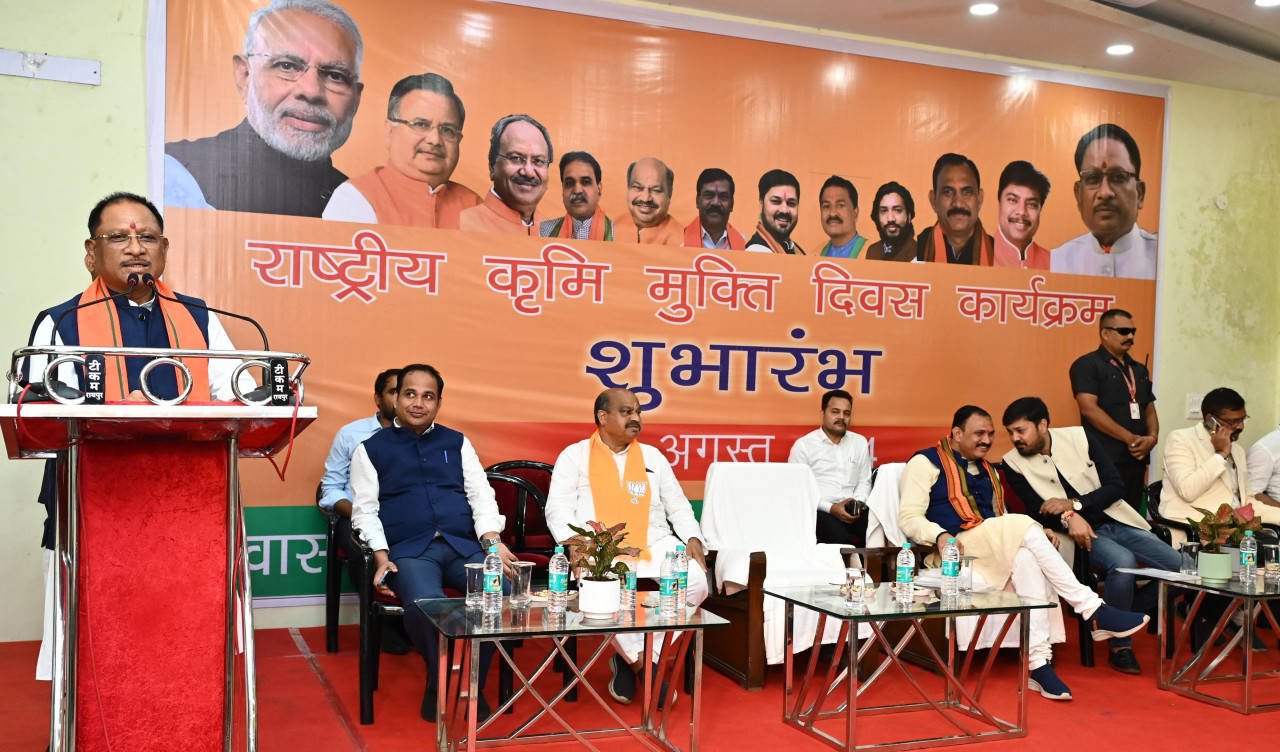 मुख्यमंत्री साय राजधानी रायपुर के जे. आर. दानी गर्ल्स स्कूल में राष्ट्रीय कृमि मुक्ति दिवस के अवसर पर आयोजित कार्यक्रम में हुए शामिल