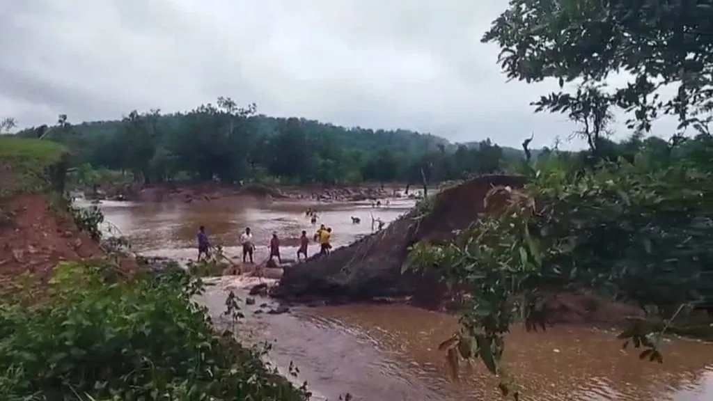 मूसलाधार बारिश से फूटा तालाब, दर्जनों किसानों की फसलें बर्बाद.. मुआवजे की मांग